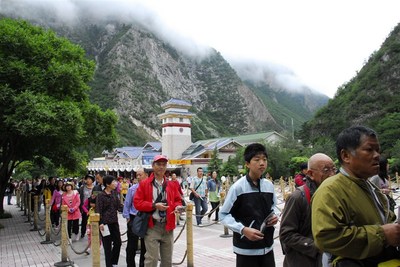 九寨溝單日游客破2萬，景區(qū)管理如何應(yīng)對(duì)春游高峰？